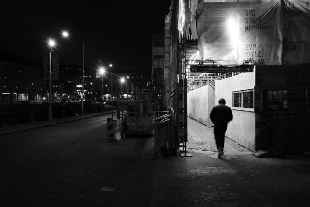 Zdjęcie przykładowe z Ricoh GR IV Monochrome – nocny kadr z samotną postacią.