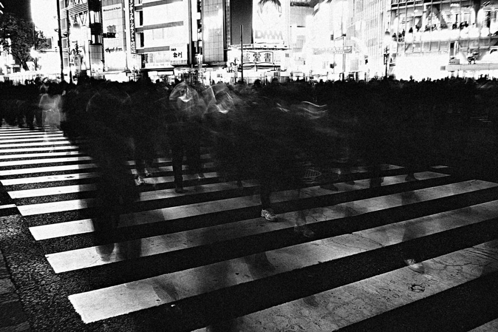 Zdjęcie przykładowe z Ricoh GR IV Monochrome – przejście dla pieszych w ruchu.