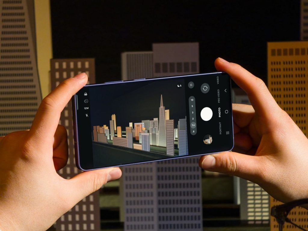 Tryb zdjęć Galaxy S26 Ultra przy nocnej panoramie miasta.