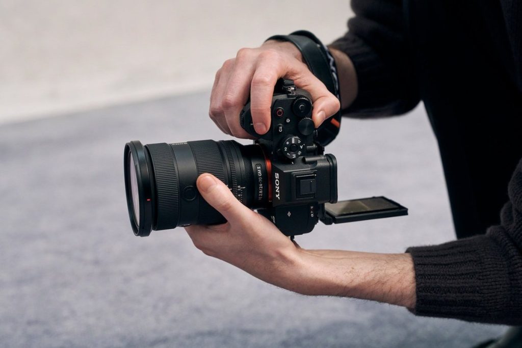 Sony A7R VI z odchylonym ekranem przy fotografowaniu z niskiej perspektywy.