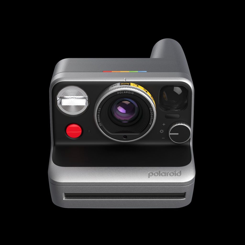 Polaroid Mod na czarnym tle – lampa błyskowa, spust i wizjer