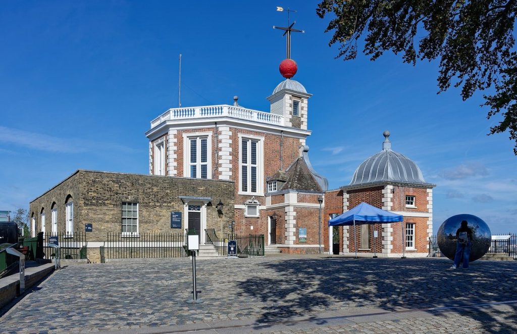 Flamsteed House w Royal Observatory Greenwich z czerwoną kulą czasu na dachu