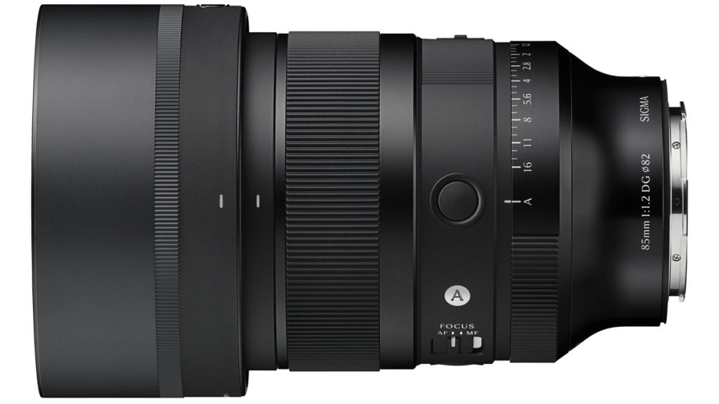 Sigma 85 mm f/1.2 DG Art z osłoną przeciwsłoneczną.