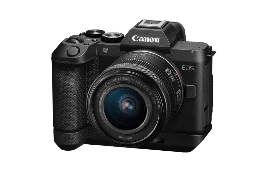 EOS R8 Mark II z obiektywem RF 24-50 mm i gripem EG-E2.