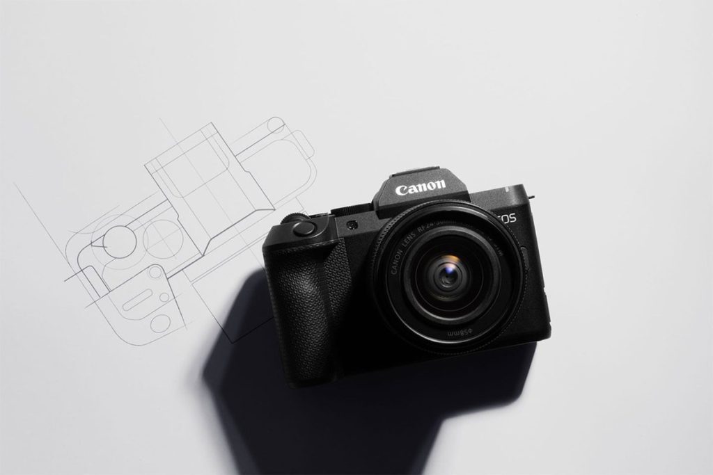 Canon EOS R8 Mark II z kompaktowym obiektywem.