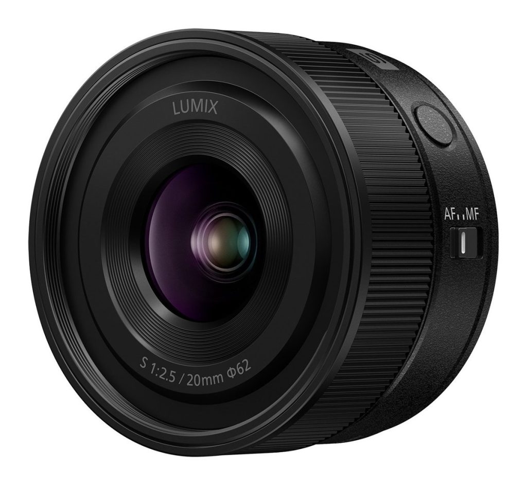 Lumix S 20 mm f/2.5 – widok z przodu.
