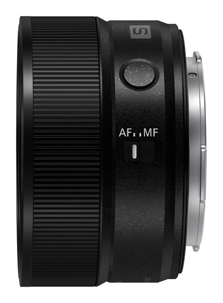 Lumix S 20 mm f/2.5 z boku: przełącznik AF/MF i przycisk blokady ostrości.