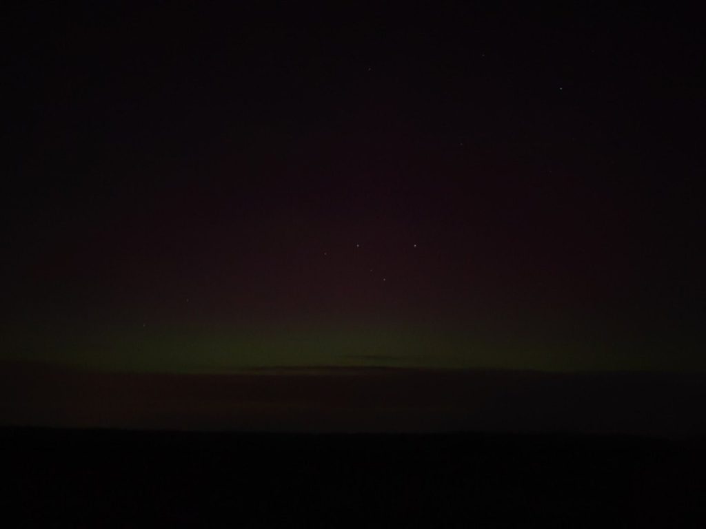Słaba zorza polarna nad horyzontem sfotografowana z okolic Krakowa