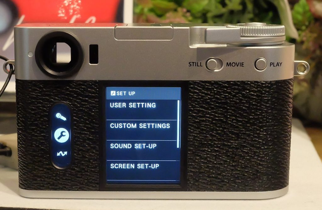 Tył aparatu Fujifilm X half z pionowym ekranem i menu