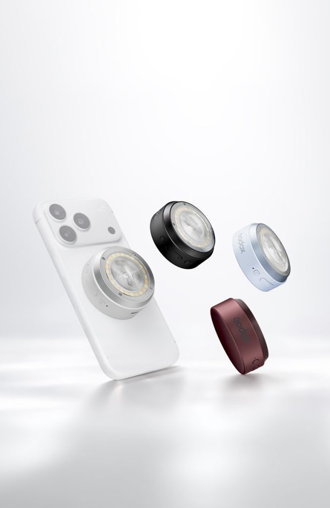 Lampa Godox A2 w czterech kolorach przy iPhonie