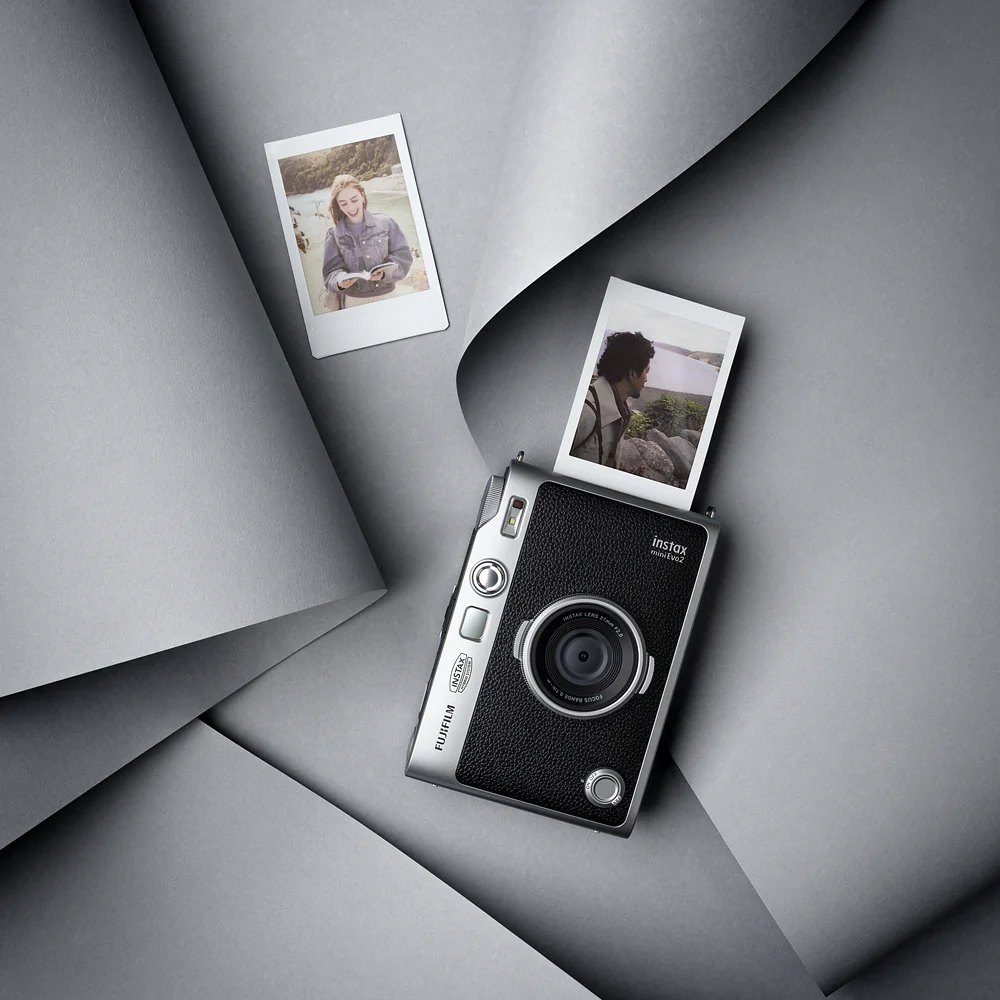 Aparat instax mini Evo 2 z wysuniętą odbitką instax mini