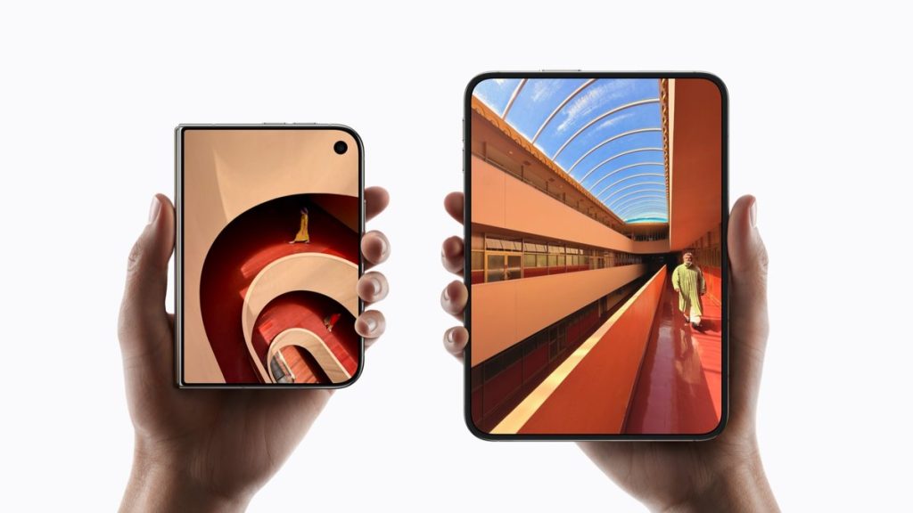 iPhone Duo złożony i rozłożony w dłoniach