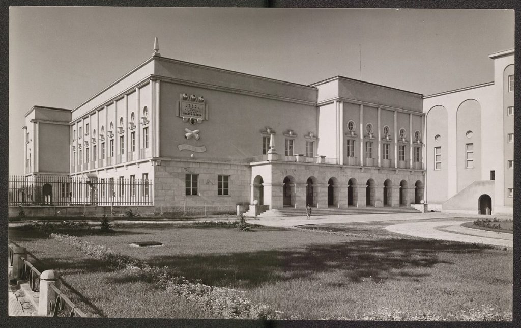 Gmach Domu Wychowania Fizycznego w Kielcach na fotografii Henryka Poddębskiego z 1936 roku