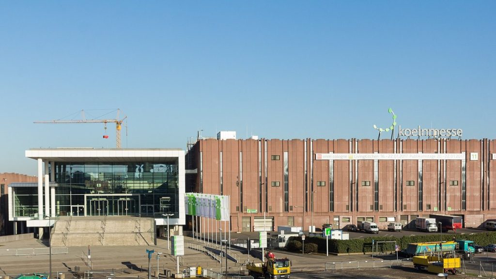 Teren targowy Koelnmesse w Kolonii, wejście południowe i hala 11