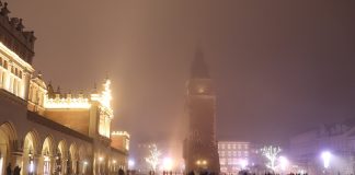 Zdjęcia telefonem po zmroku – jak używać trybu nocnego, żeby miasto nie wyszło rozmazane