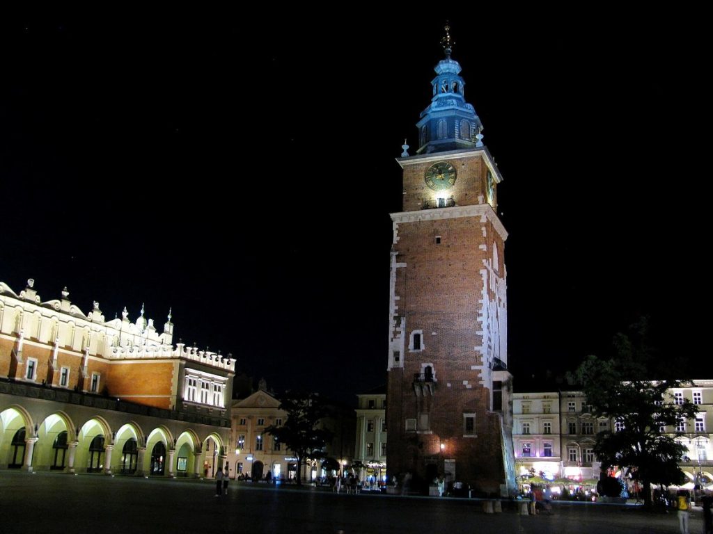 Wieża ratuszowa i Sukiennice na krakowskim Rynku Głównym nocą