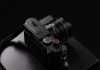Leica Q3 43 Formula 1 Edition – karbonowy uchwyt, czerwone akcenty i własny profil kolorów na start współpracy z F1