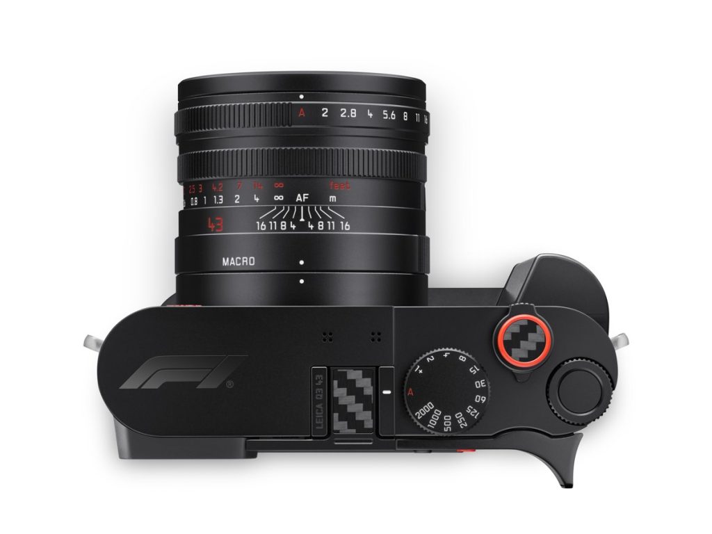 Leica Q3 43 Formula 1 Edition z góry – logo F1 na górnej płytce i pokrętła