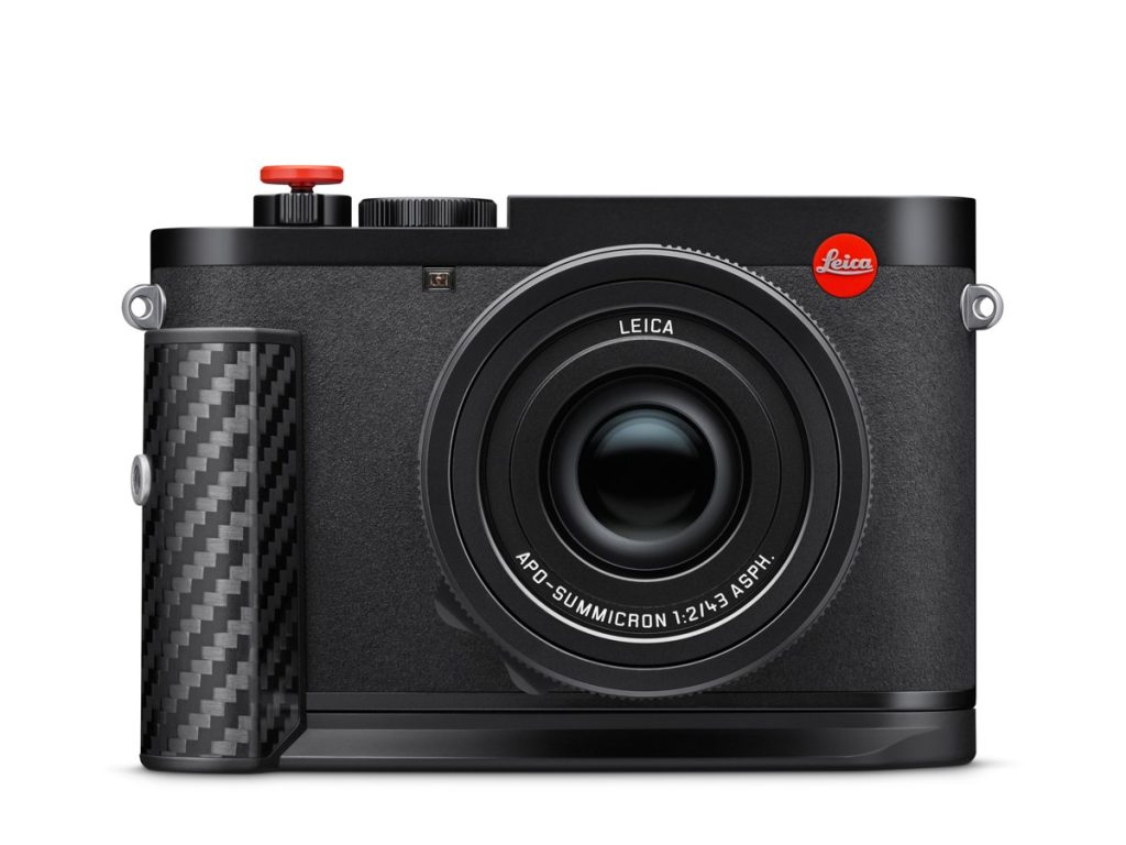 Leica Q3 43 Formula 1 Edition z przodu – karbonowy uchwyt i czerwony spust migawki