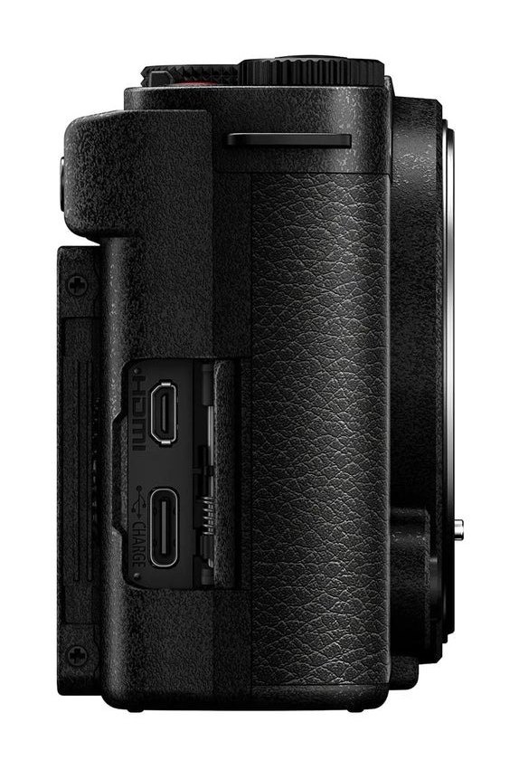 Panasonic Lumix S9 – bok aparatu z otwartą klapką złączy