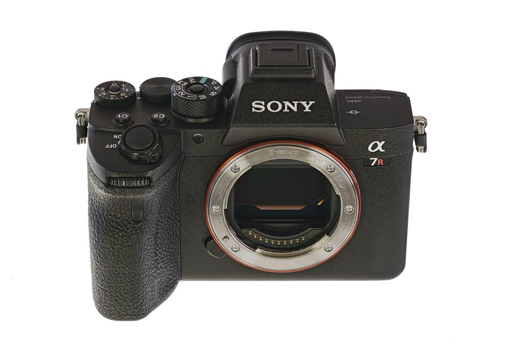 Korpus Sony Alpha 7R IV bez obiektywu z odsłoniętą matrycą