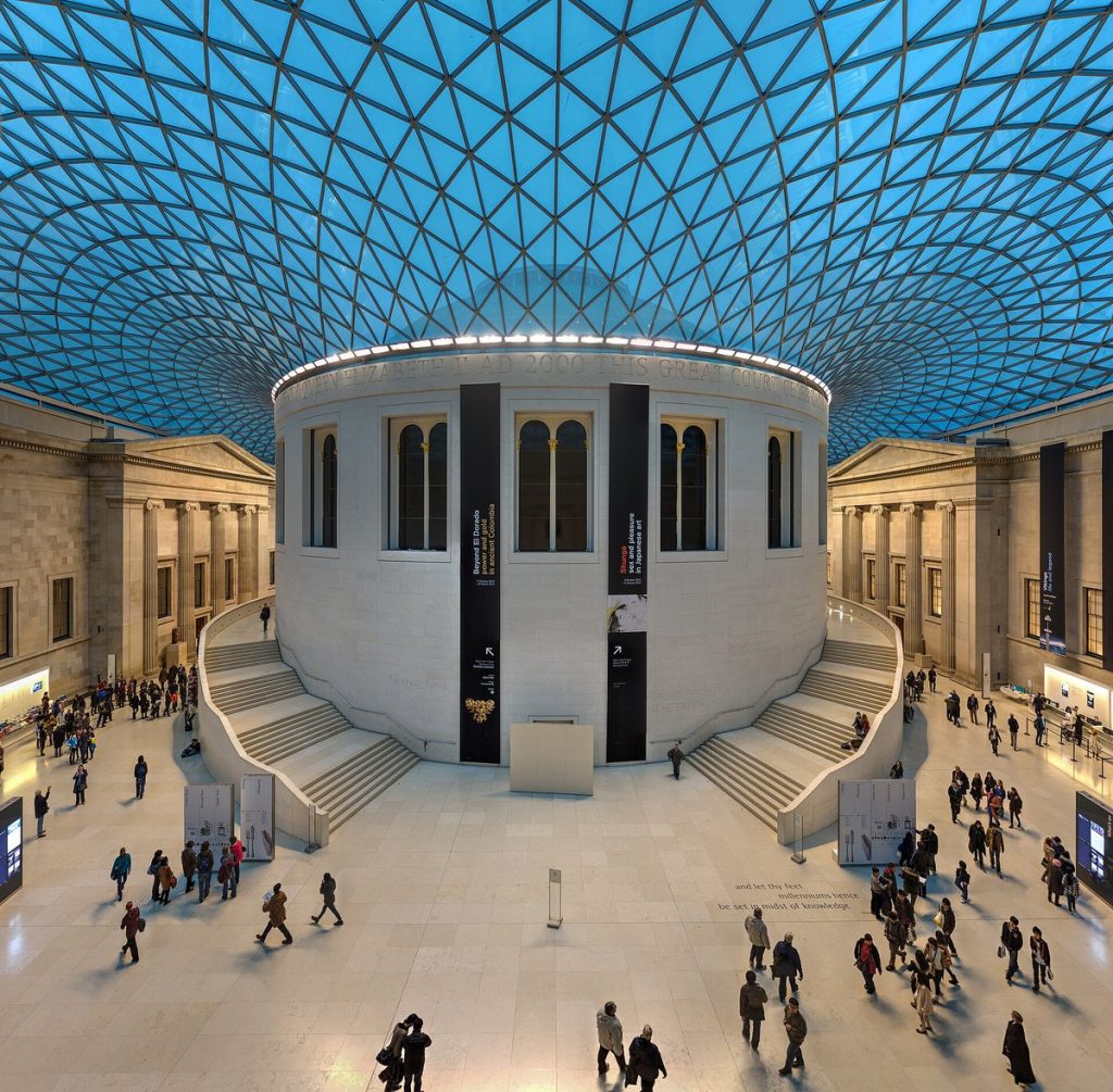 Wielki Dziedziniec British Museum z przeszklonym dachem i zwiedzającymi