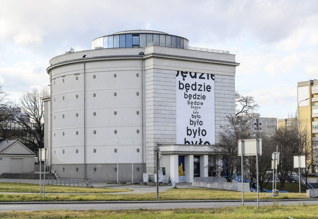 Budynek Muzeum Współczesnego Wrocław w dawnym schronie przy placu Strzegomskim