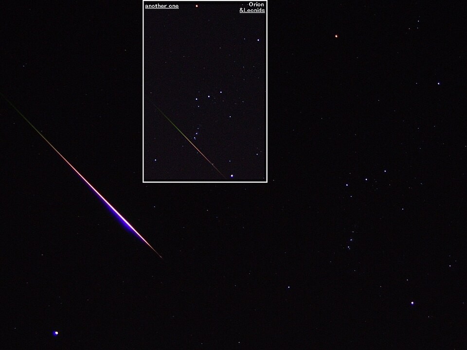 Jasny meteor z roju Leonidów na tle gwiazdozbioru Oriona