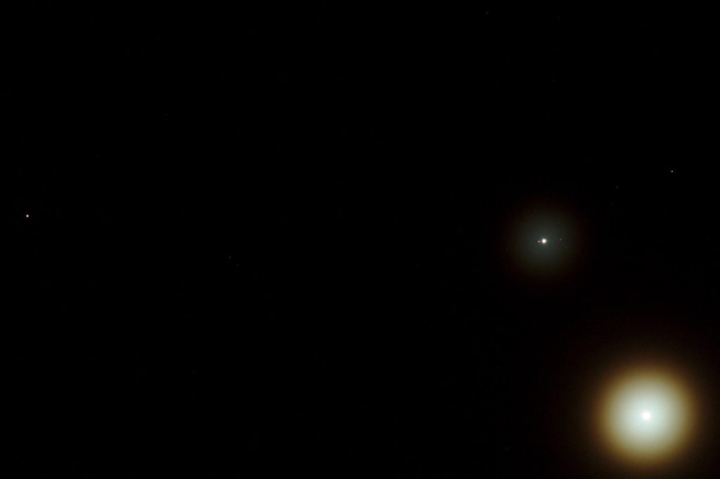 Koniunkcja Wenus, Marsa i Jowisza na porannym niebie sfotografowana teleobiektywem 300 mm
