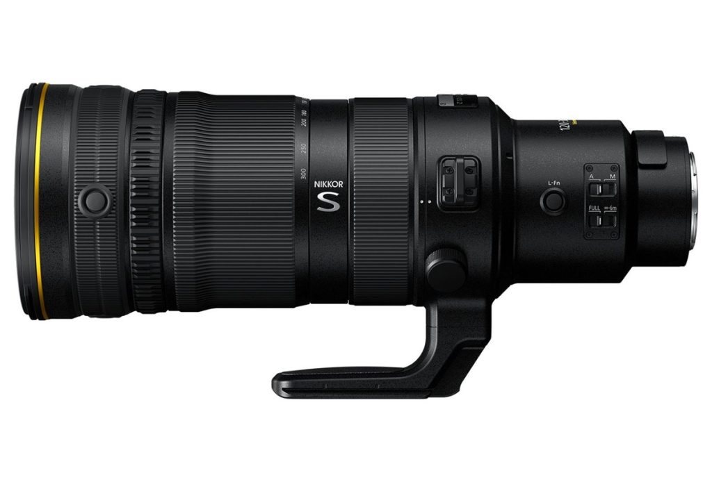 NIKKOR Z 120-300 mm f/2.8 TC VR S z boku – przełącznik telekonwertera i stopka statywowa