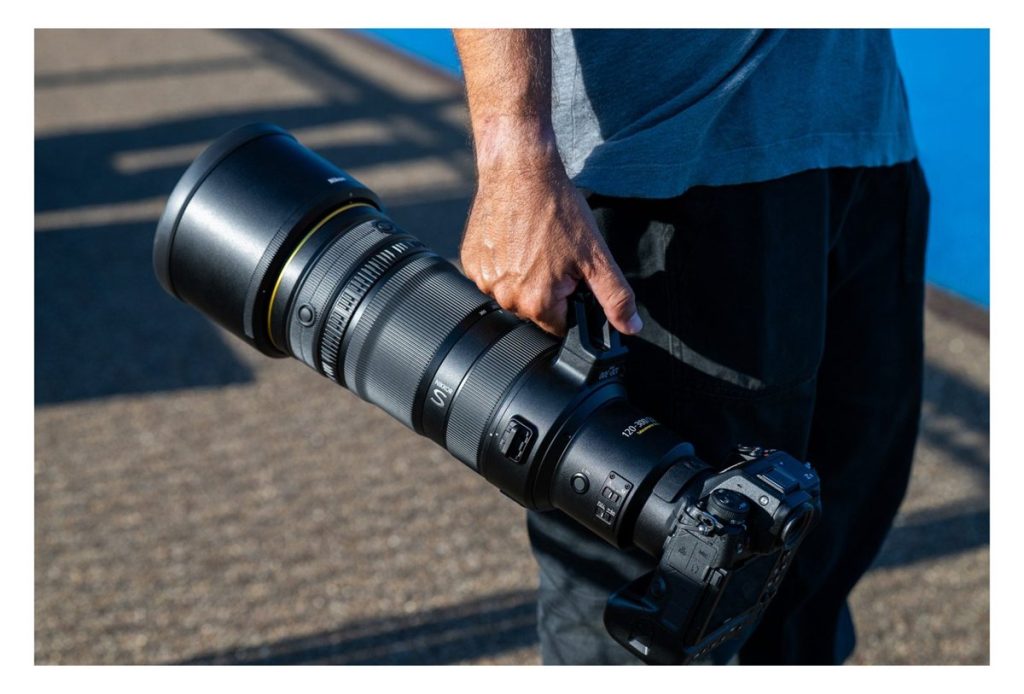 Fotograf niesie Nikona Z9 z obiektywem NIKKOR Z 120-300 mm f/2.8 TC VR S
