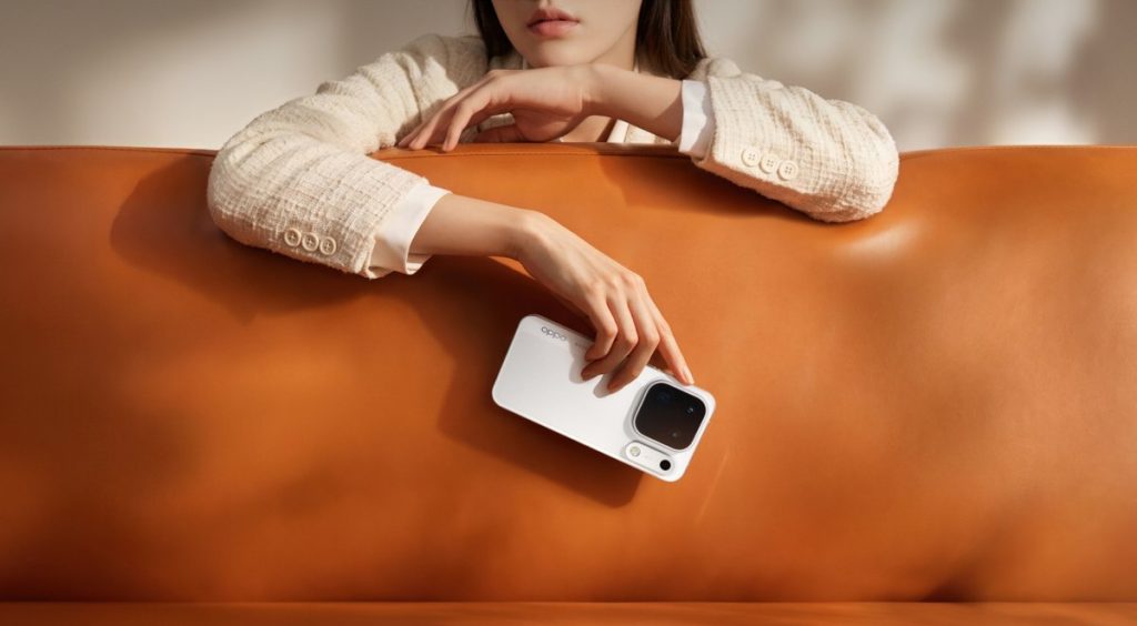 OPPO Find X10 Pro Max w białej wersji trzymany w dłoni