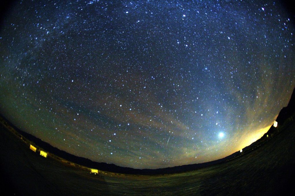 Meteor z roju Orionidów na niebie z Drogą Mleczną, zdjęcie obiektywem rybie oko