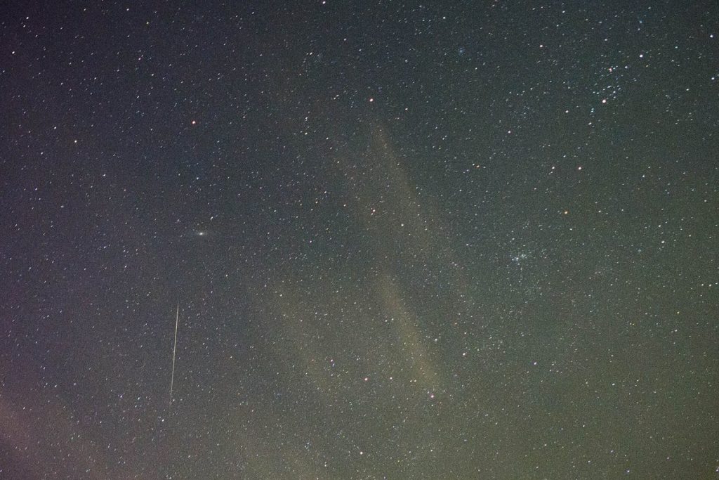 Meteor z roju Orionidów w pobliżu Galaktyki Andromedy