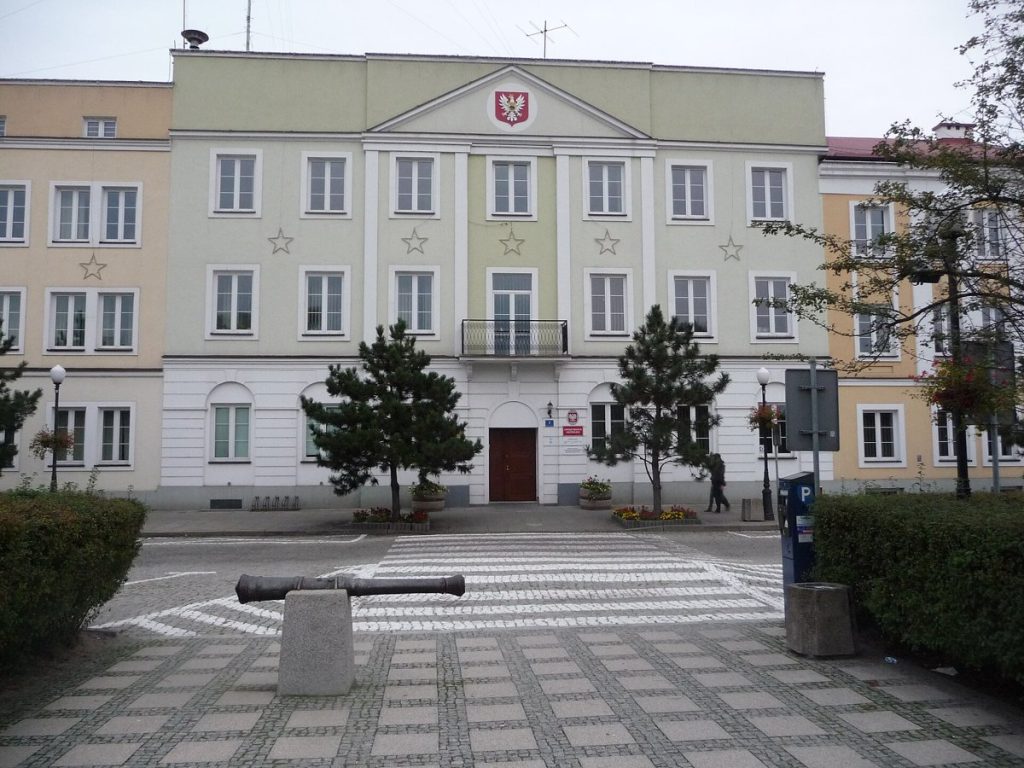 Plac Bema w Ostrołęce z zabytkowym budynkiem starostwa