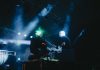 Jak fotografować koncert w klubie – ustawienia aparatu i telefonu, światło sceny i zasady pod sceną