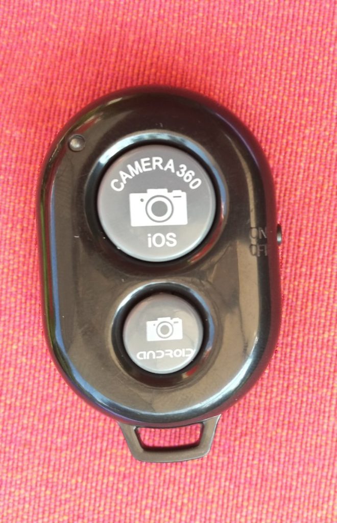 Mały pilot Bluetooth z dwoma przyciskami do wyzwalania aparatu w telefonie
