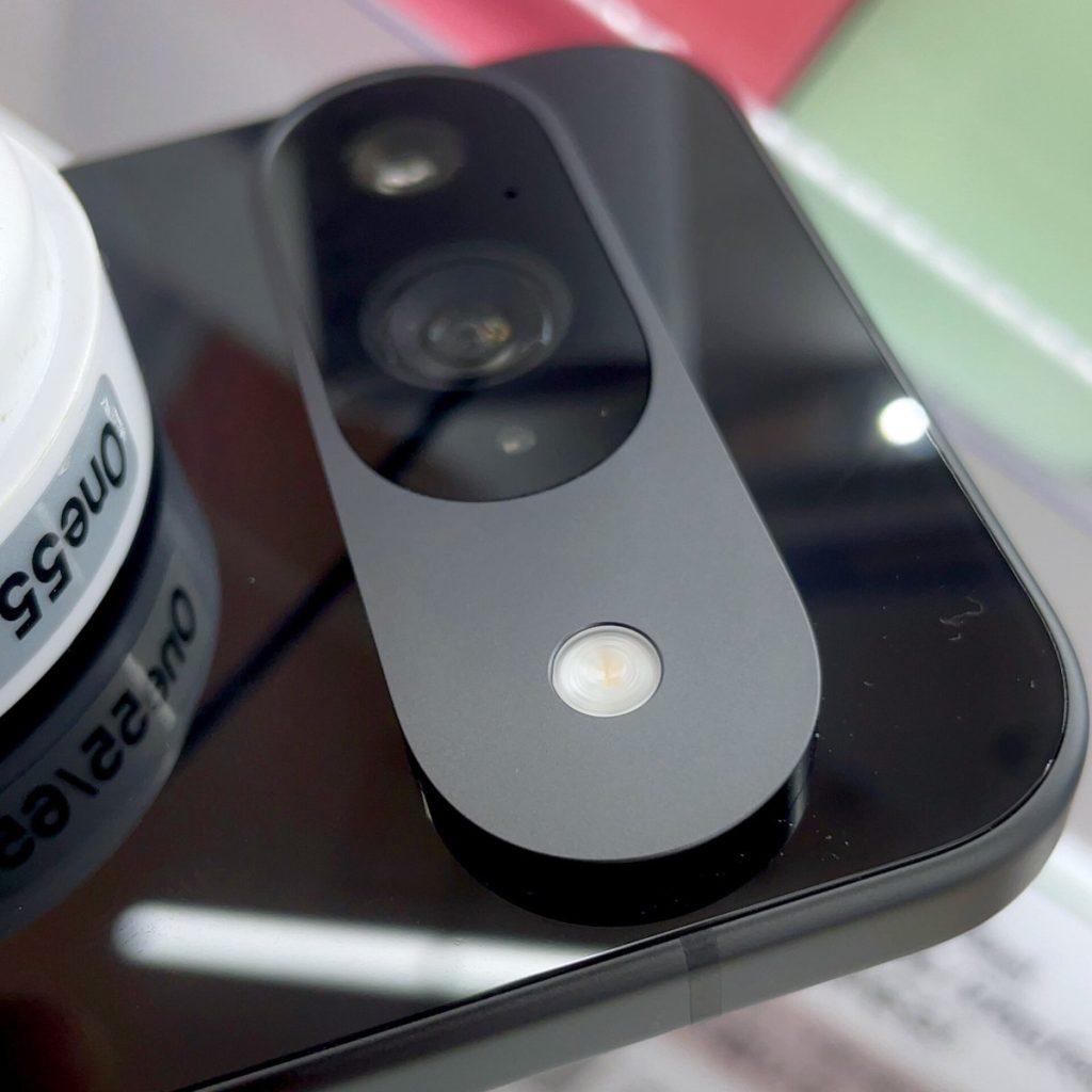 Moduł aparatu smartfona Google Pixel 9 z bliska
