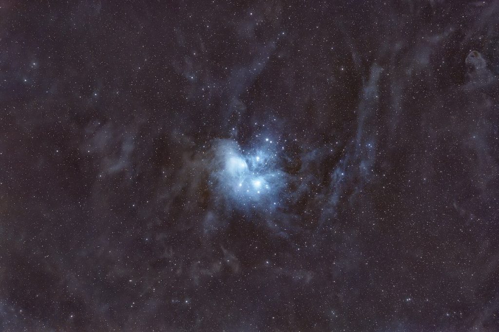 Gromada Plejady M45 z niebieskimi mgławicami refleksyjnymi i pyłem międzygwiazdowym