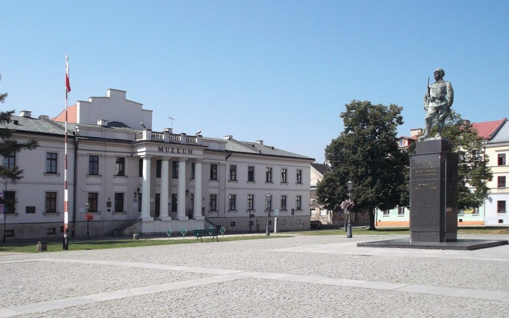 Rynek w Radomiu z muzeum i pomnikiem Czynu Legionowego