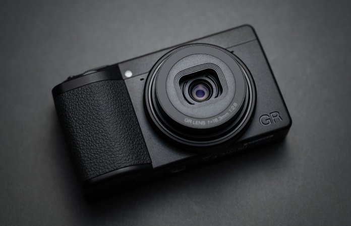 Ricoh GR IV Monochrome – czarny kompakt z obiektywem 18,3 mm f/2.8