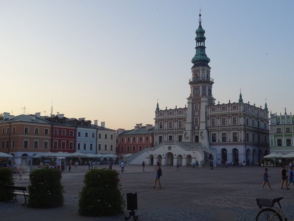 Ratusz i Rynek Wielki w Zamościu o zmierzchu