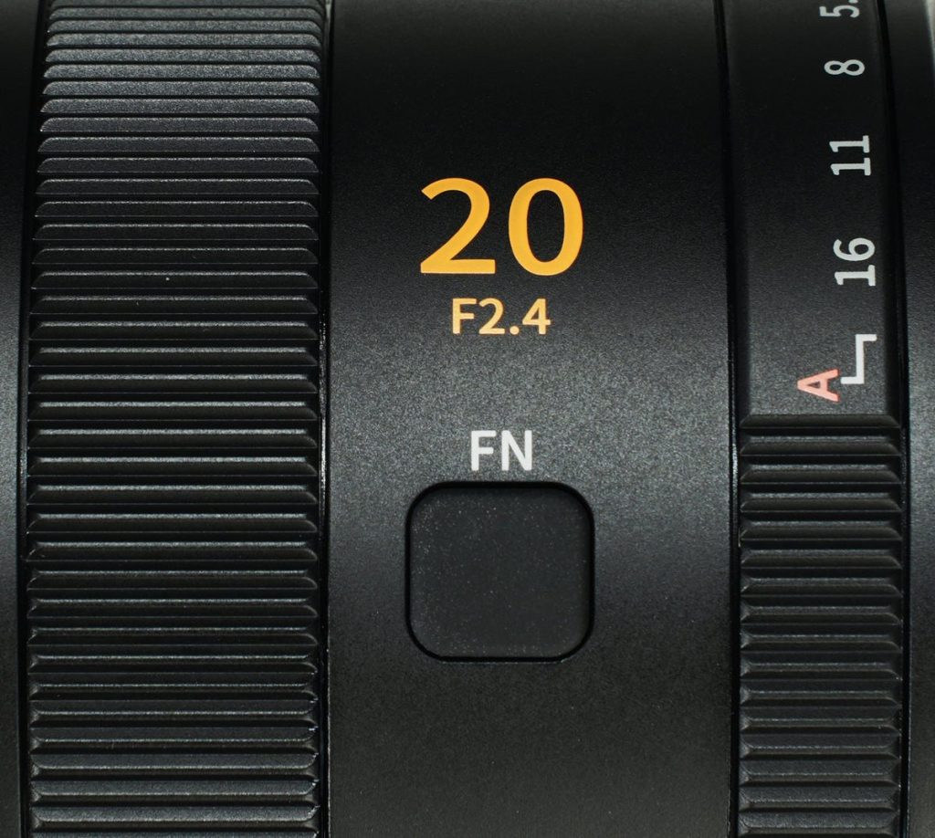 Sirui Swift 20 mm f/2.4 – zbliżenie na przycisk Fn i pierścień przysłony