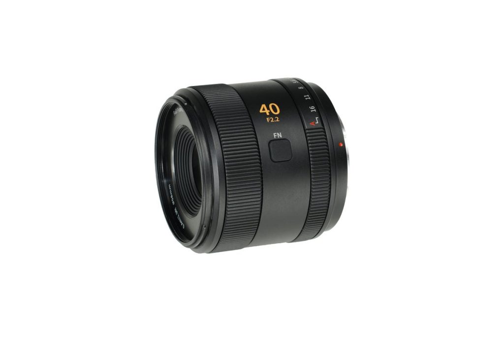 Sirui Swift 40 mm f/2.2 z boku