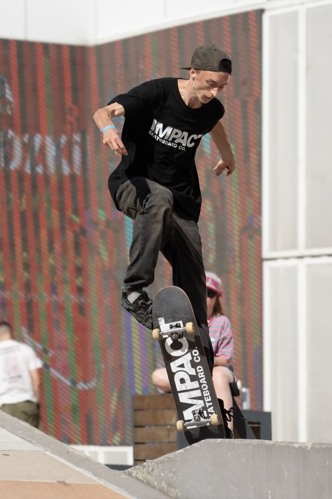 Skater wykonujący trik na przeszkodzie podczas zawodów street w Sosnowcu