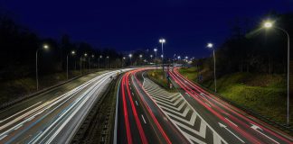 Smugi świateł samochodów jesienią – długie naświetlanie na niebieską godzinę, ustawienia i miejsca