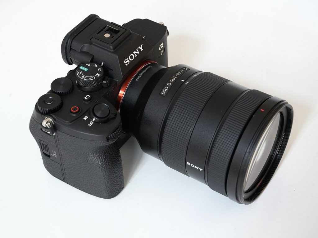 Sony A7 IV z obiektywem FE 24-105 mm f/4 G OSS