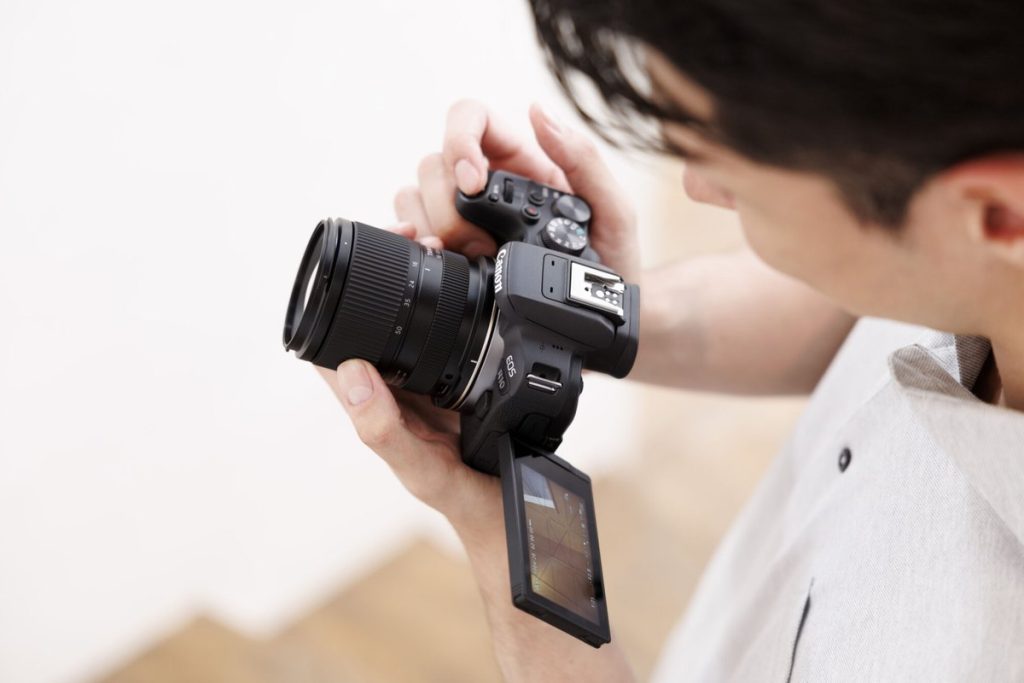 Tamron 16-50 mm F2.8 na aparacie Canon z mocowaniem RF