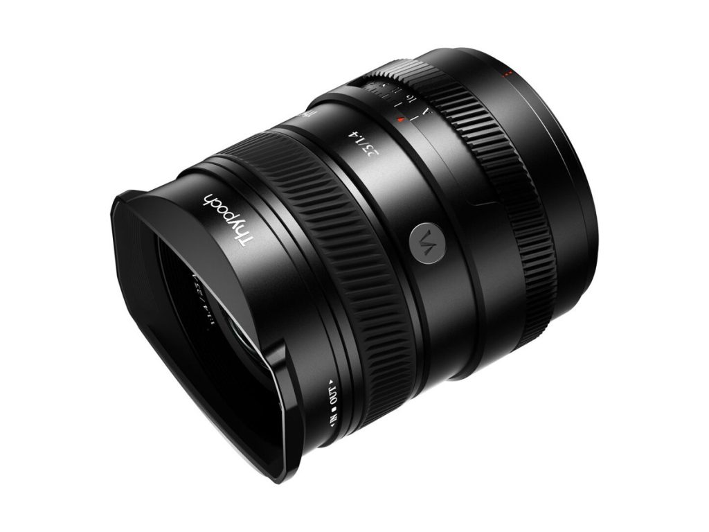 Thypoch Sculptor AF 23 mm f/1.4 z założoną osłoną przeciwsłoneczną