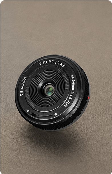 TTartisan AF 24mm F3.8 mini na ciemnym tle